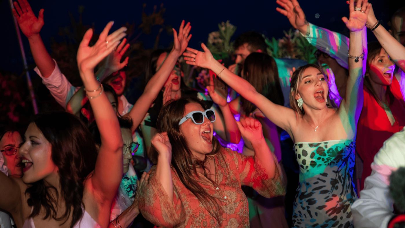 Ospiti che ballano durante una festa privata