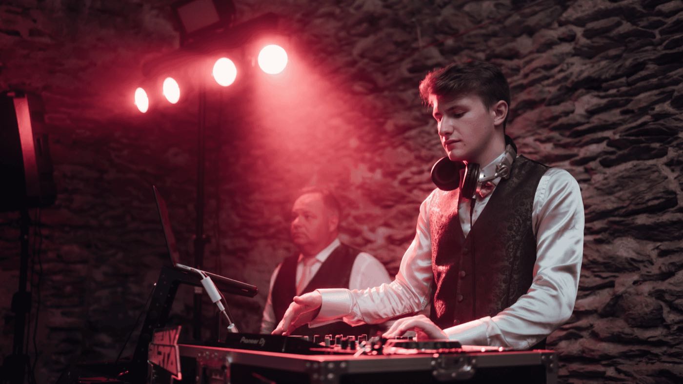 DEEJAY BARTA alla consolle